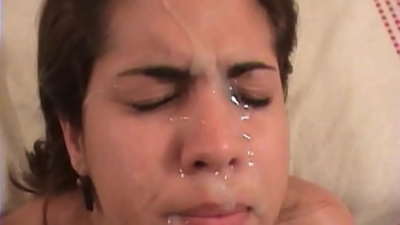 Falleg latnesk brunetta stundar gróft kynlíf